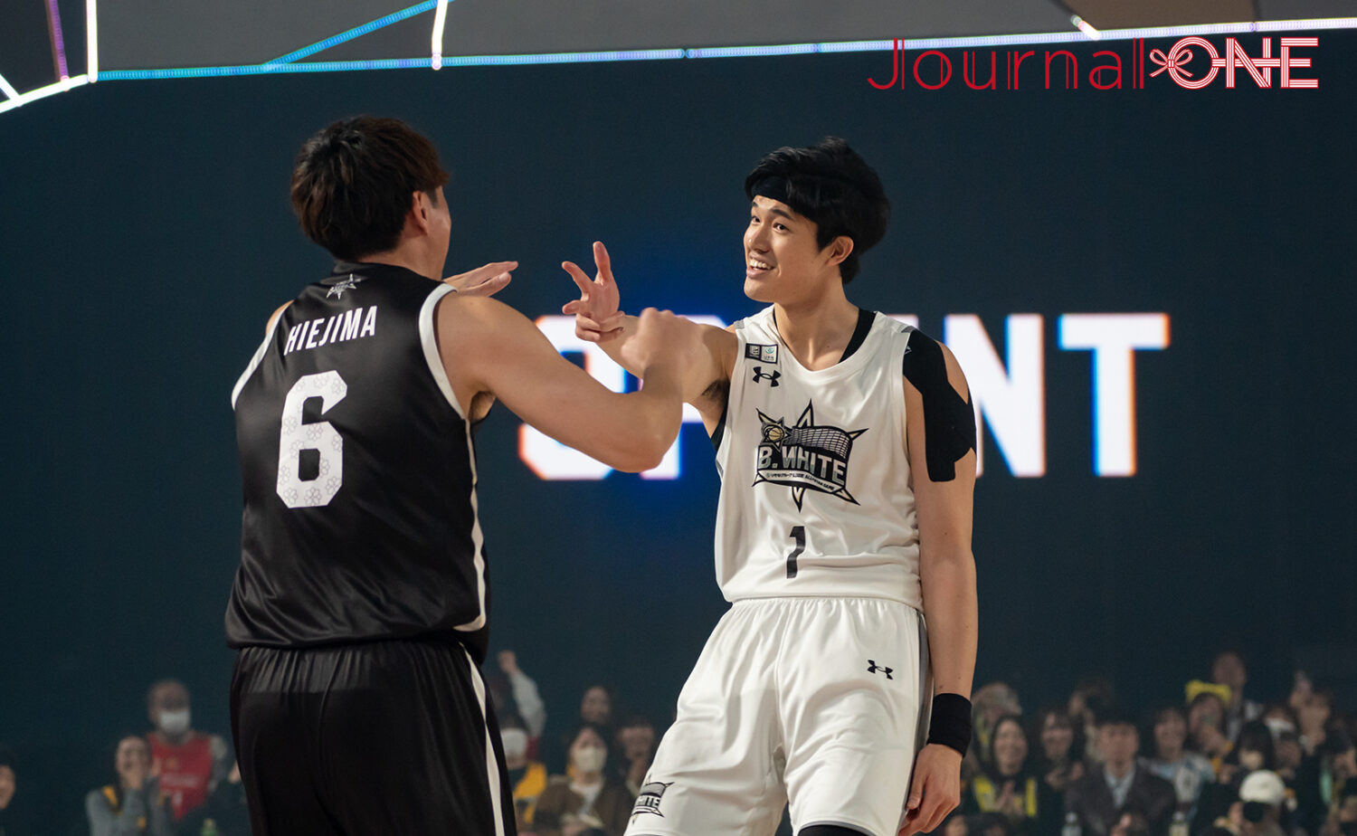 オールスター2025で比江島に”マコポーズ”を決める渡邊-Journal-ONE撮影