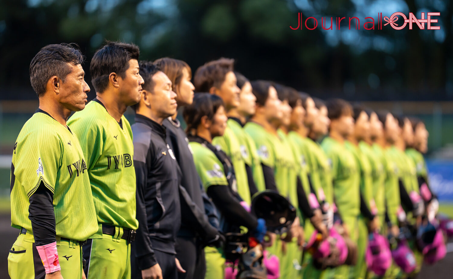 最終戦を勝利し応援団に挨拶る伊予銀行ナイン