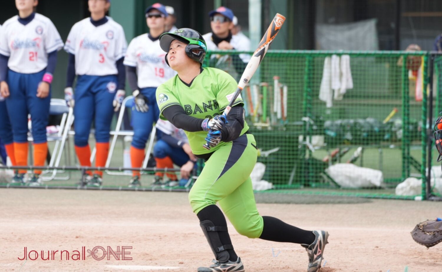 打球を見守る伊予銀行ヴェールズの平岡花