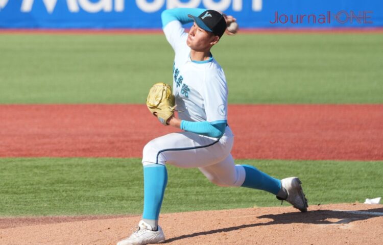 明治神宮野球大会で投げる菰田陽生（山梨学院）