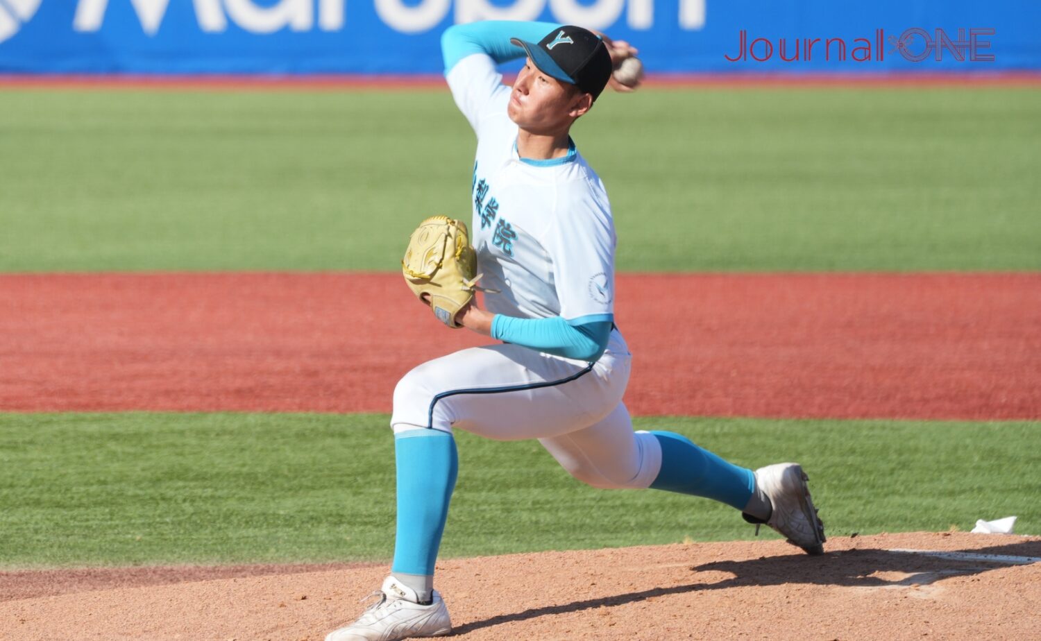 明治神宮野球大会で投げる菰田陽生（山梨学院）