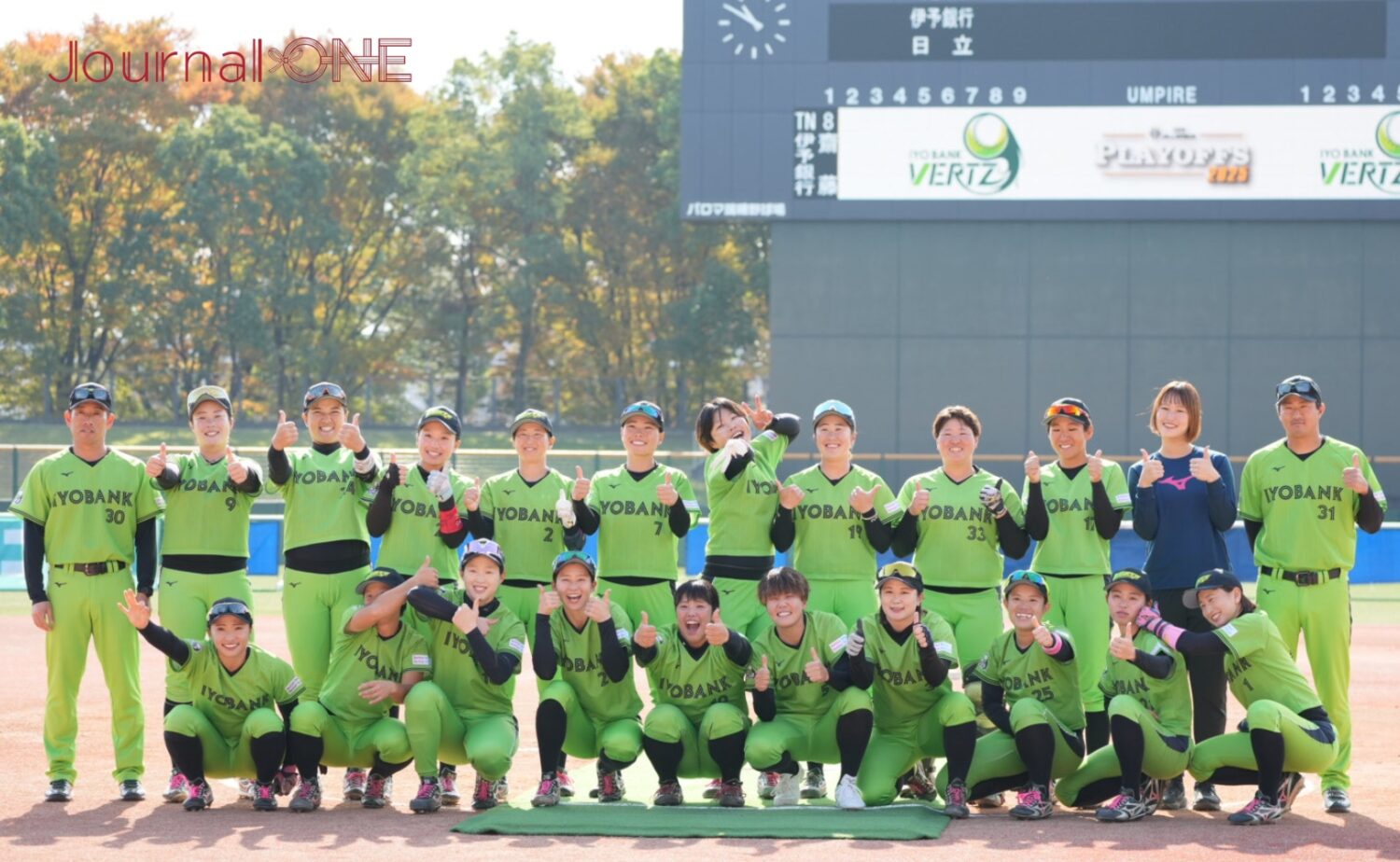 プレーオフ進出の記念撮影に臨む伊予銀行ヴェールズ