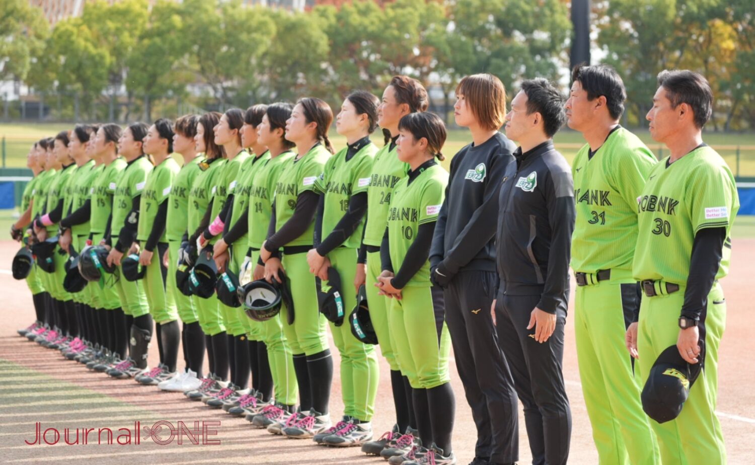 伊予銀行ヴェールズがプレーオフ後に応援団に挨拶