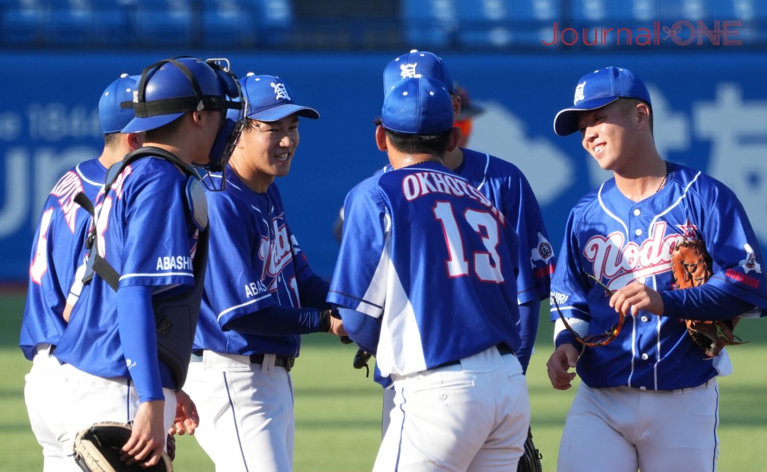 ピンチでマウンドに集まる農大オホーツク内野陣