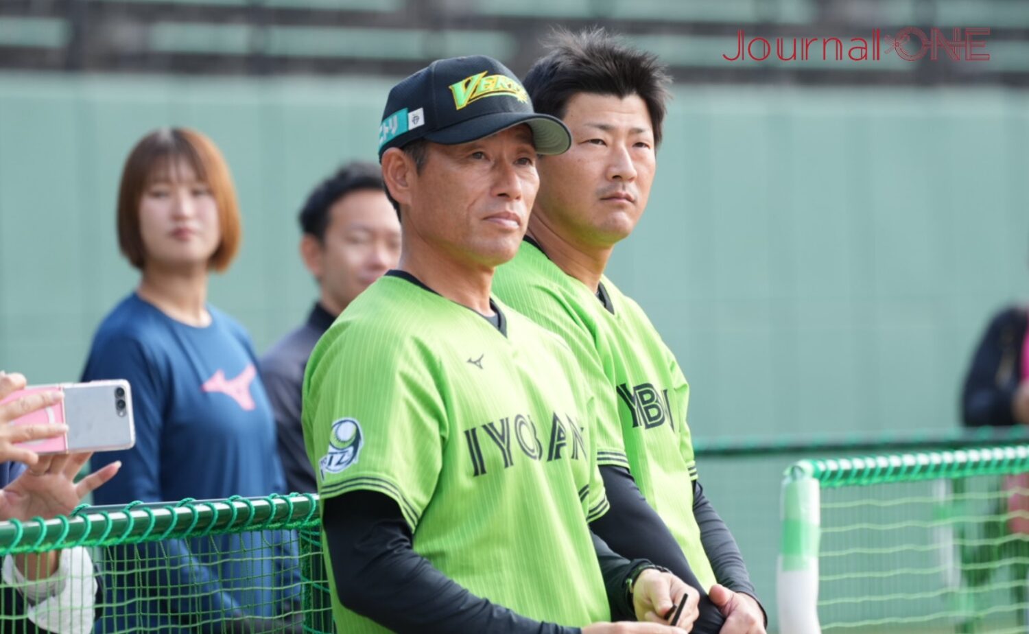 伊予銀行ヴェールズの木谷コーチ(右)