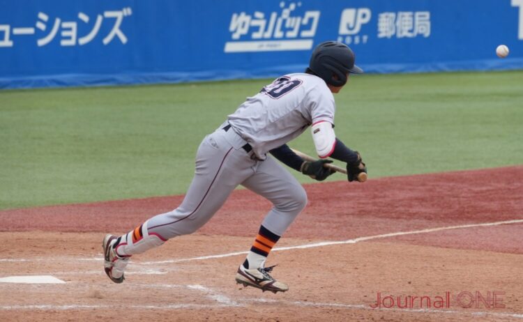 立命館大学は投手・高橋がセーフティスクイズで先制