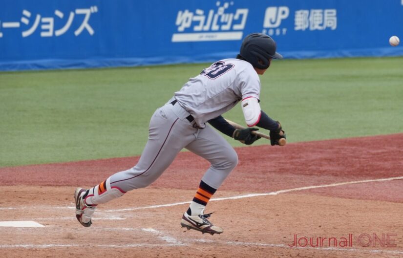 立命館大学は投手・高橋がセーフティスクイズで先制