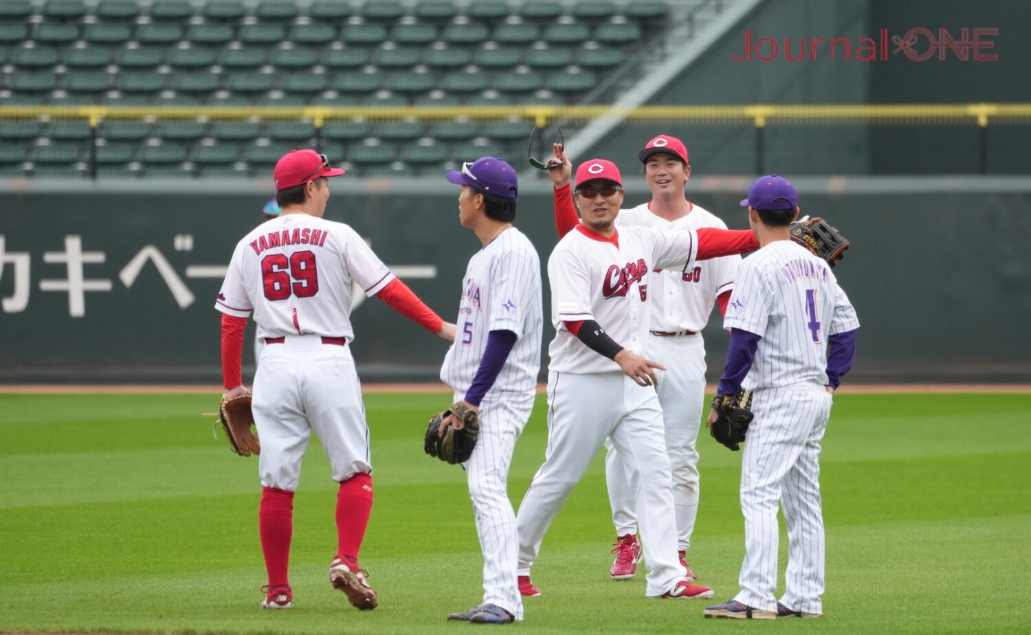 マツダZoom-Zoomスタジアムで練習するカープの選手たち