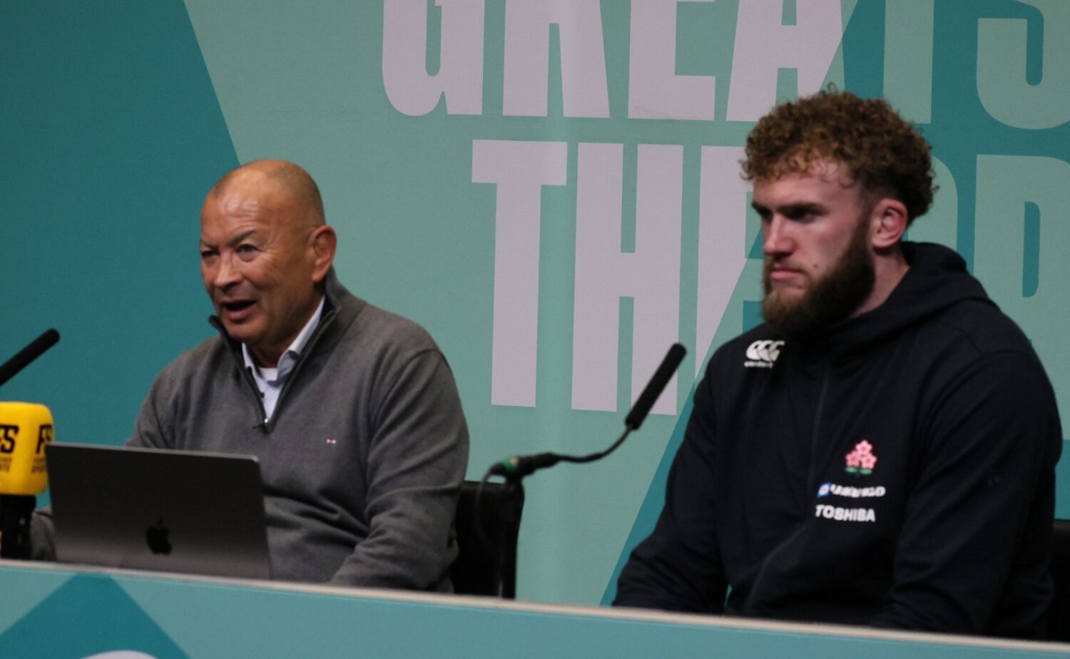 ラグビー日本代表のヘッドコーチ、エディ・ジョーンズ(左)