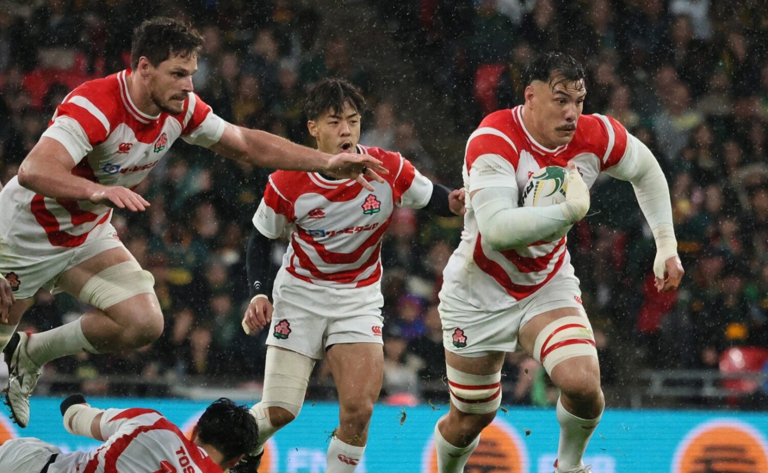 日本代表のベン・ガンダーが突破を図る