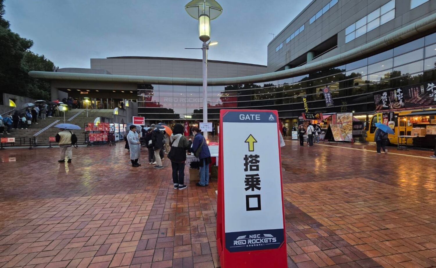 アリーナ前にあった『搭乗口』の案内