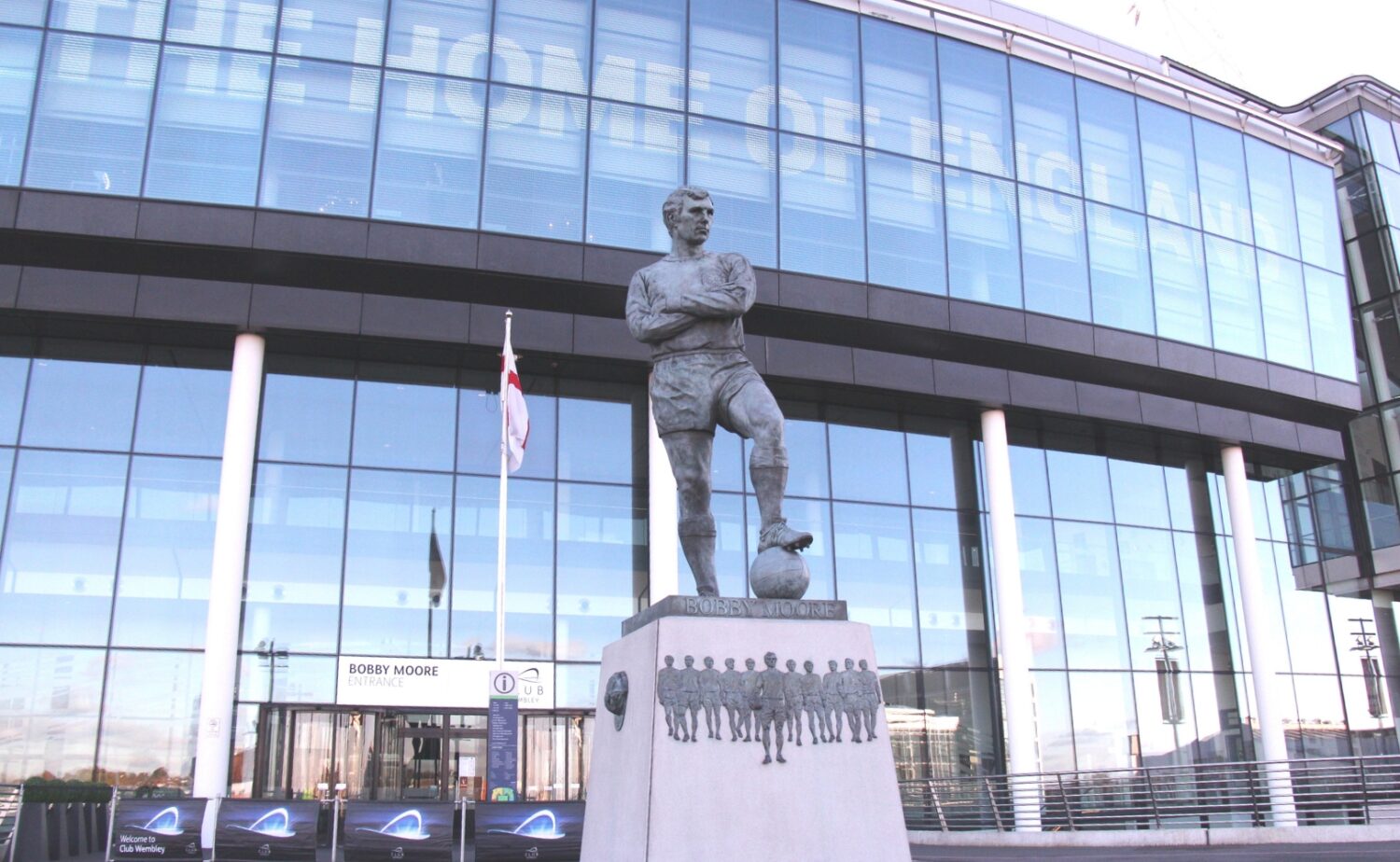 スタジアム正面にあるボビー・ムーアの像