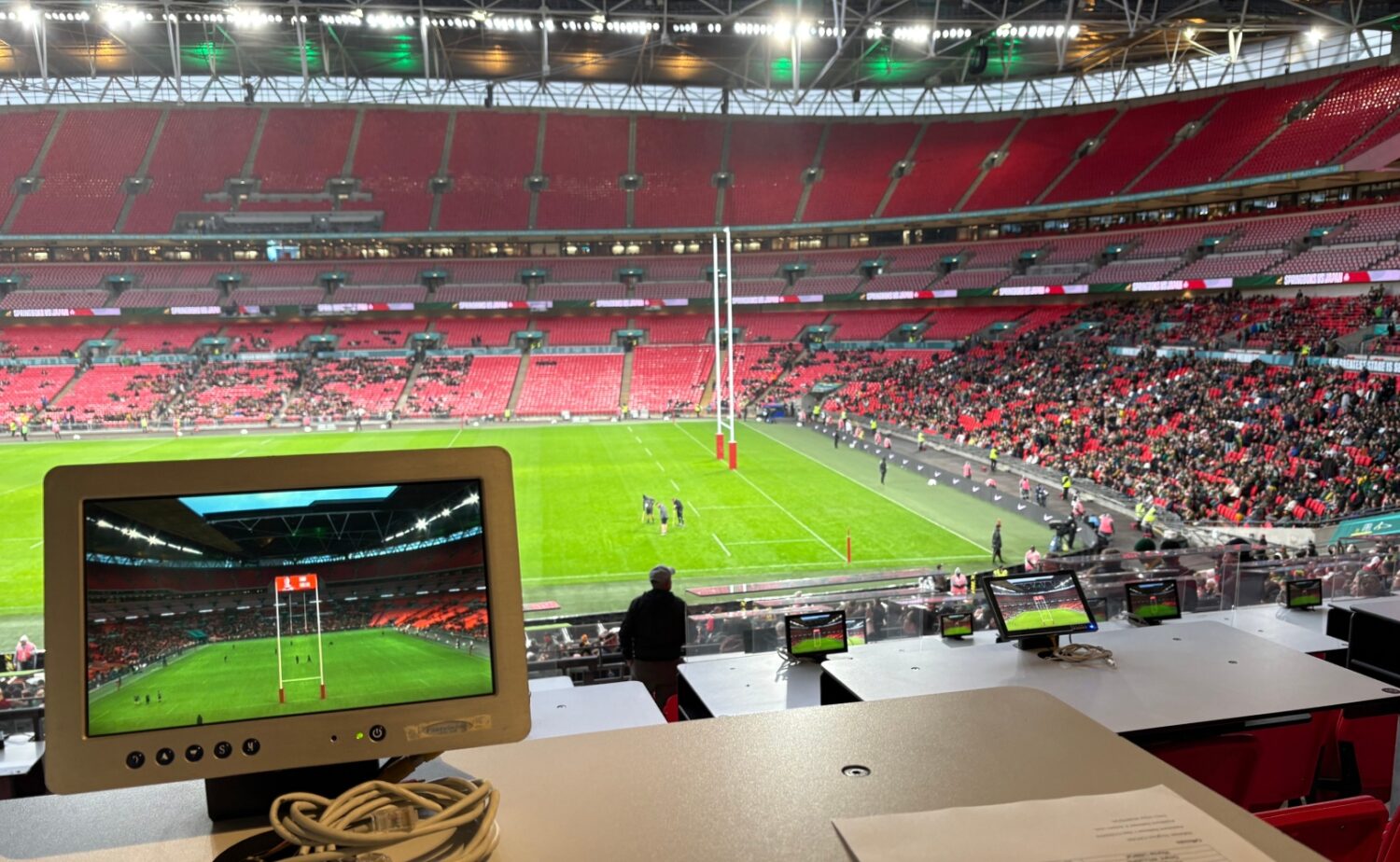 記者席は全席にモニターがついている