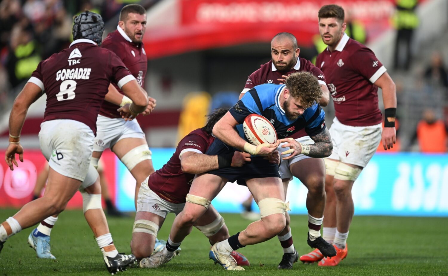 突破を図るLOディアンズ主将：（C）JRFU