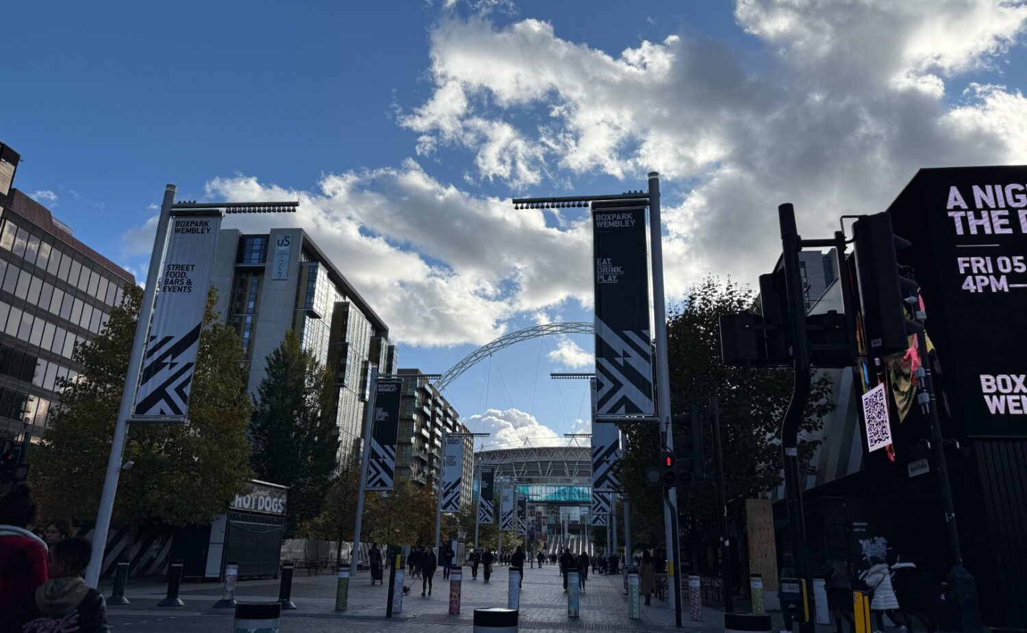 駅からスタジアムへと続くオリンピックスク・ウェイ