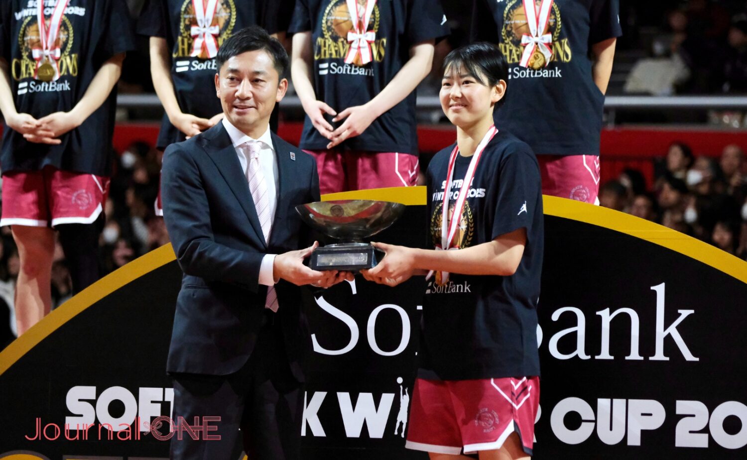 ウィンターカップ優勝決定後に表彰される大阪薫英・三輪