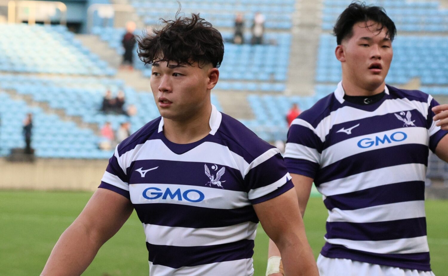 明治大学の平主将(右)、左は利川副将