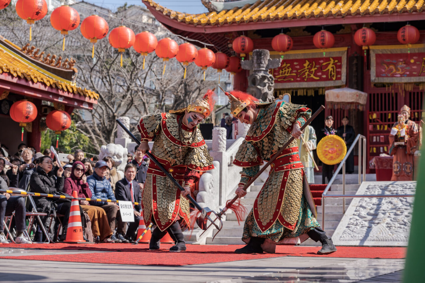 長崎市観光の目玉、長崎ランタンフェスティバルで披露される勇壮な中国武術の演舞