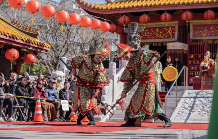 長崎市観光の目玉、長崎ランタンフェスティバルで披露される勇壮な中国武術の演舞