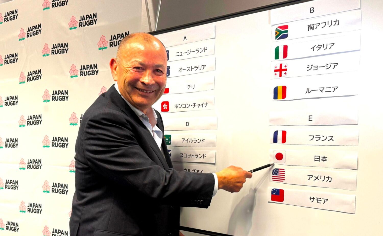 抽選会後、笑顔を見せるエディ・ジョーンズHC-斉藤健仁撮影