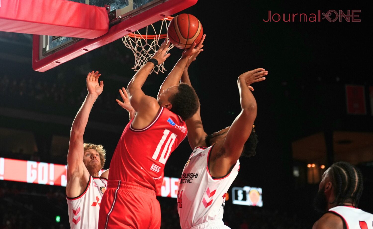 千葉ジェッツ・ホグのシュートをブロックする名古屋D