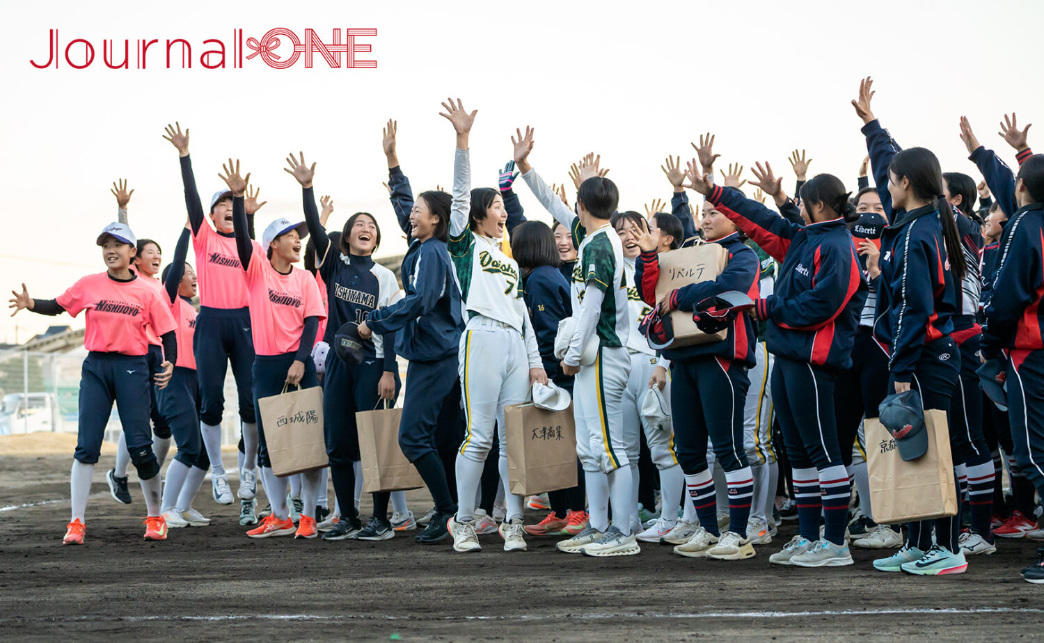 ソフトボールの高校部員たち
