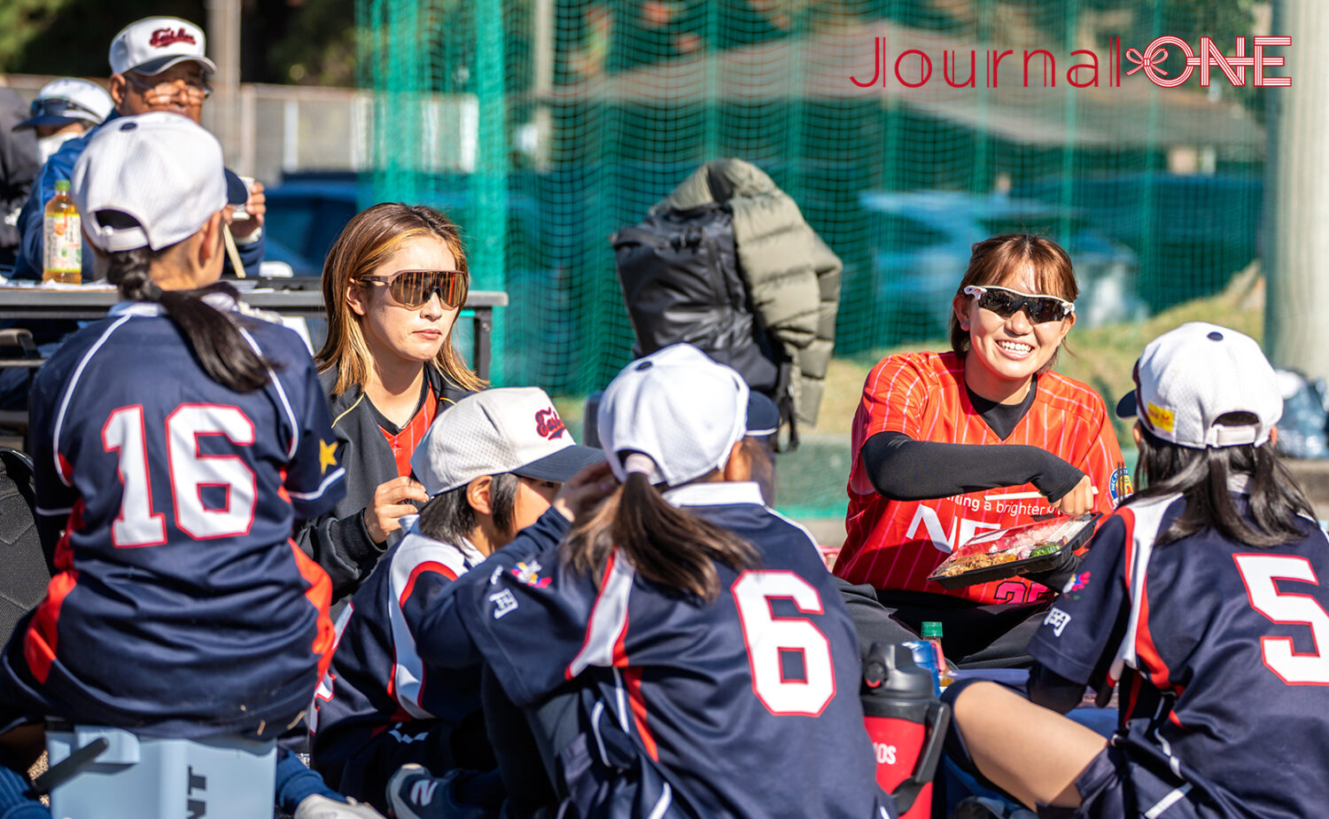 大塲亜莉菜、山本未来(NEC)が子供たちと笑顔でランチ