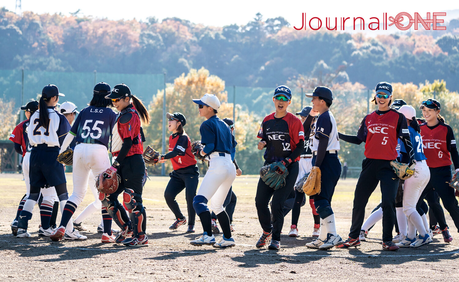 ソフトボール交流会でNECと地元中学生がシートノック