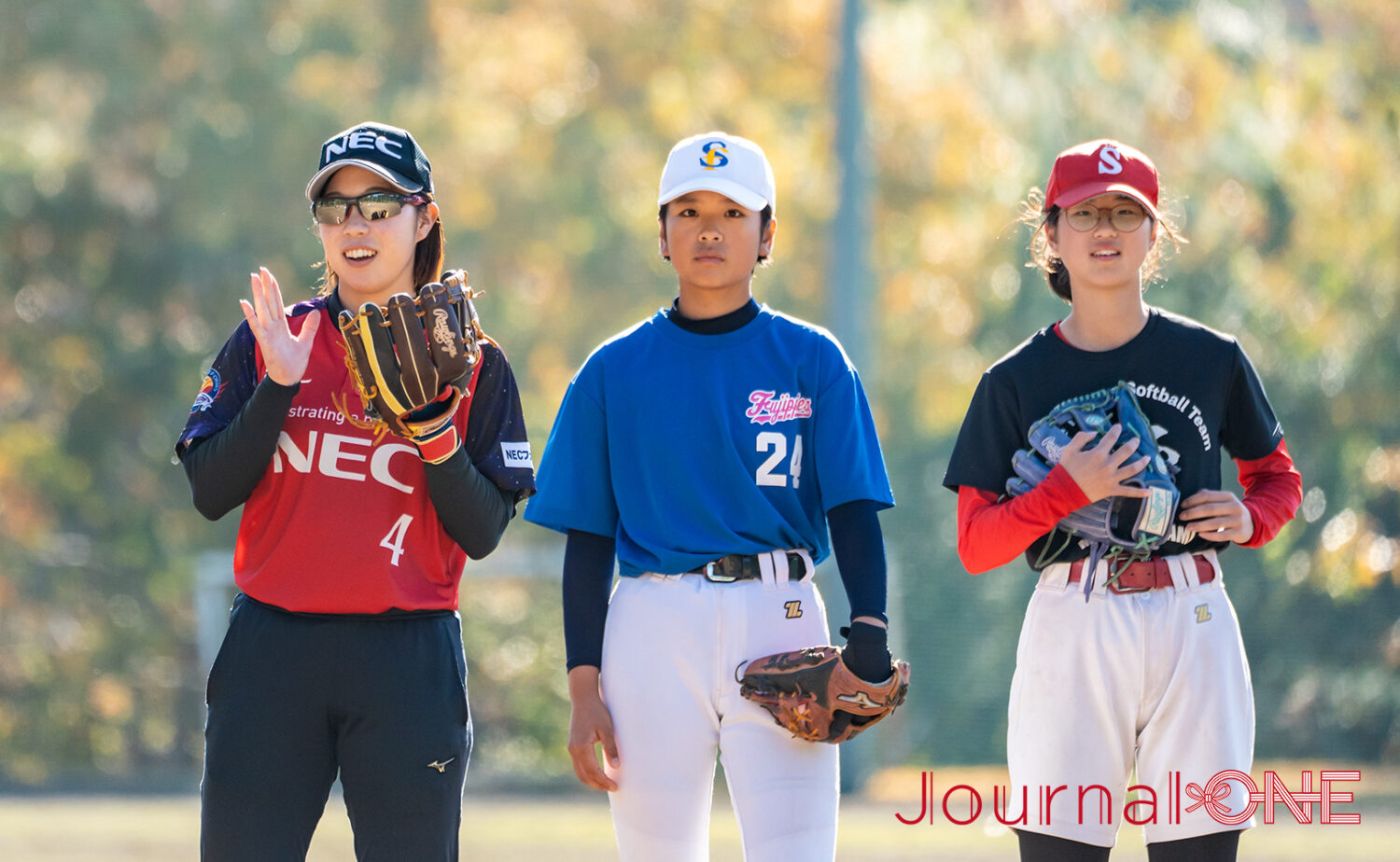 柴田選手（NEC）が中学生と一緒にノックを受ける