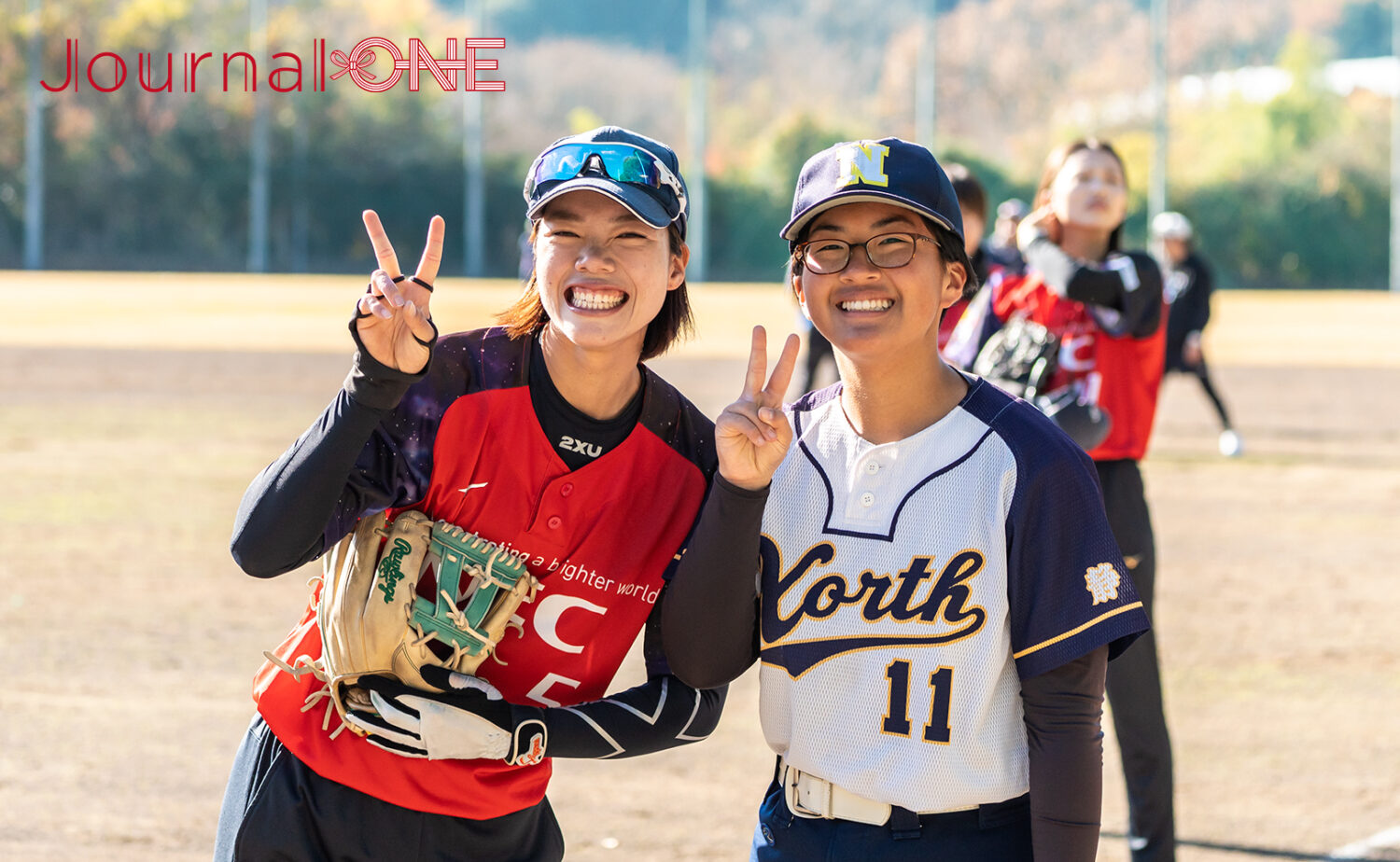 ソフトボール交流会のノックで笑顔を見せる竹内選手(NEC)