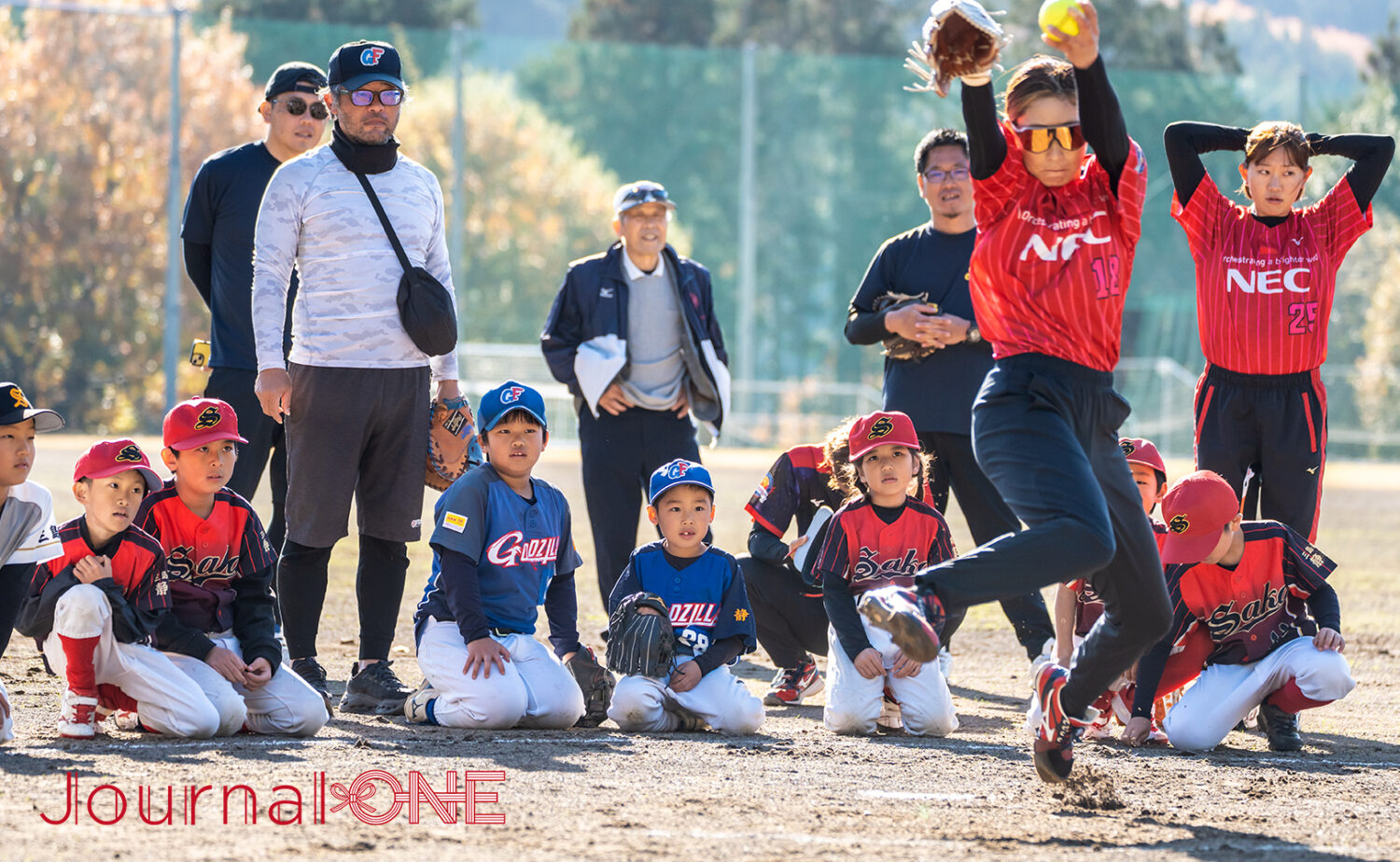 大塲亜莉菜投手が子供たちの目の前で全力投球