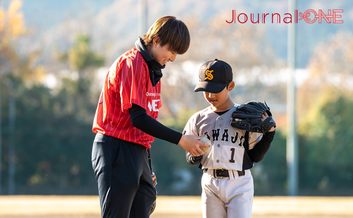 ソフトボール交流会で投球を教える山本すみれ（NEC）