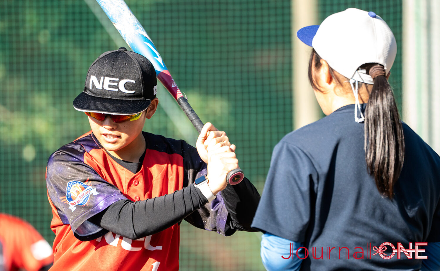 塩田優和選手が中学生に丁寧に打撃指導を行う