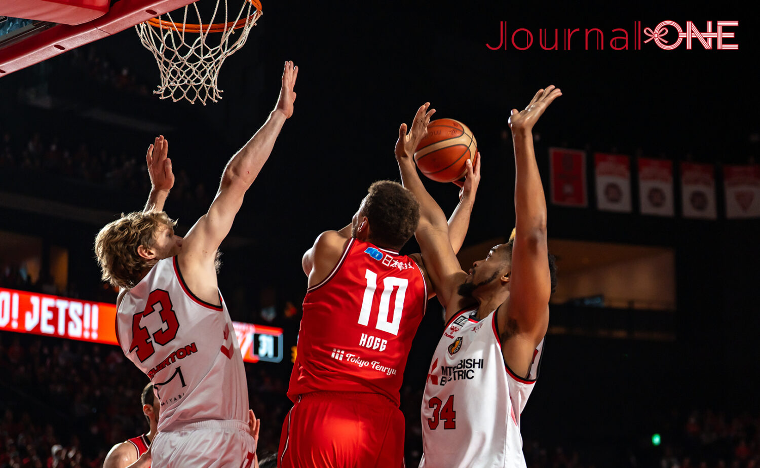 千葉ジェッツ・ホグのシュートをブロックする名古屋D