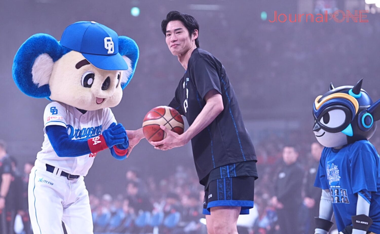 ドアラの応援に応える須田侑太郎