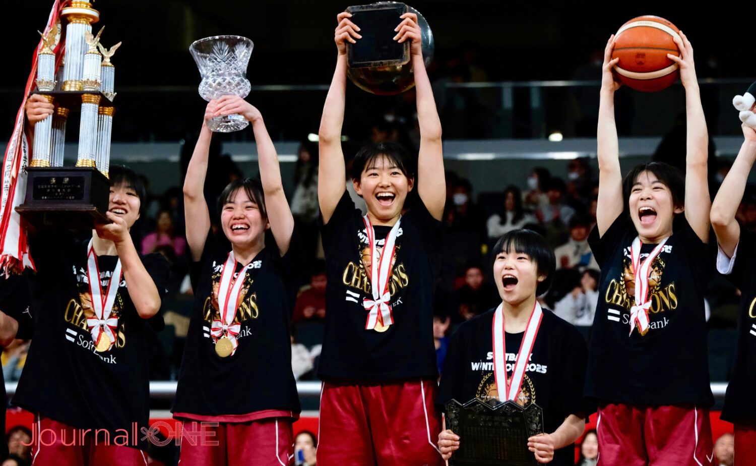 ウィンターカップの表彰式で満面の笑みでカップを掲げる大阪薫英の選手たち-永塚和志撮影