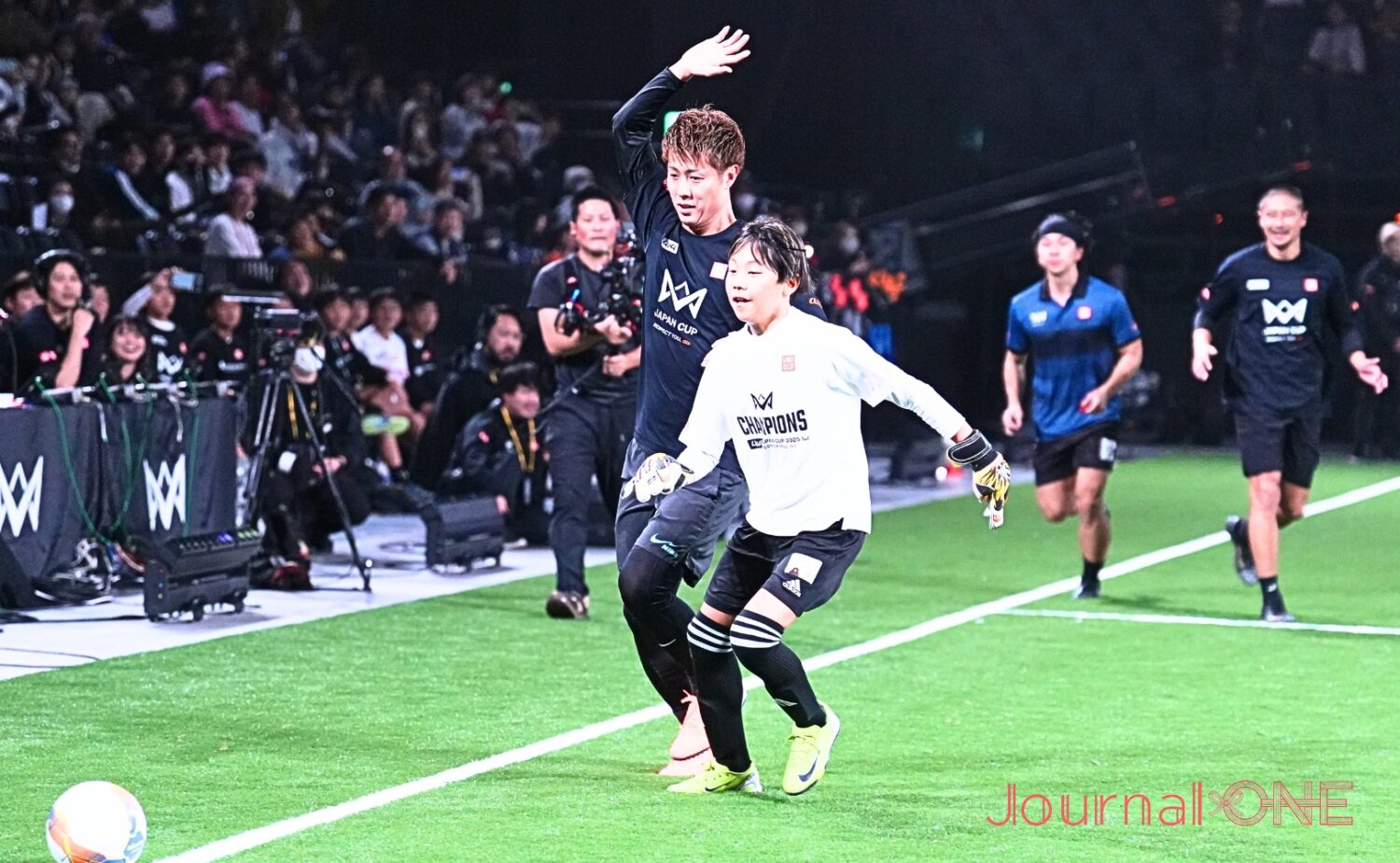 本田圭佑率いるレジェンドチームの柿谷曜一朗に挑む子供たち‐Journal-ONE撮影