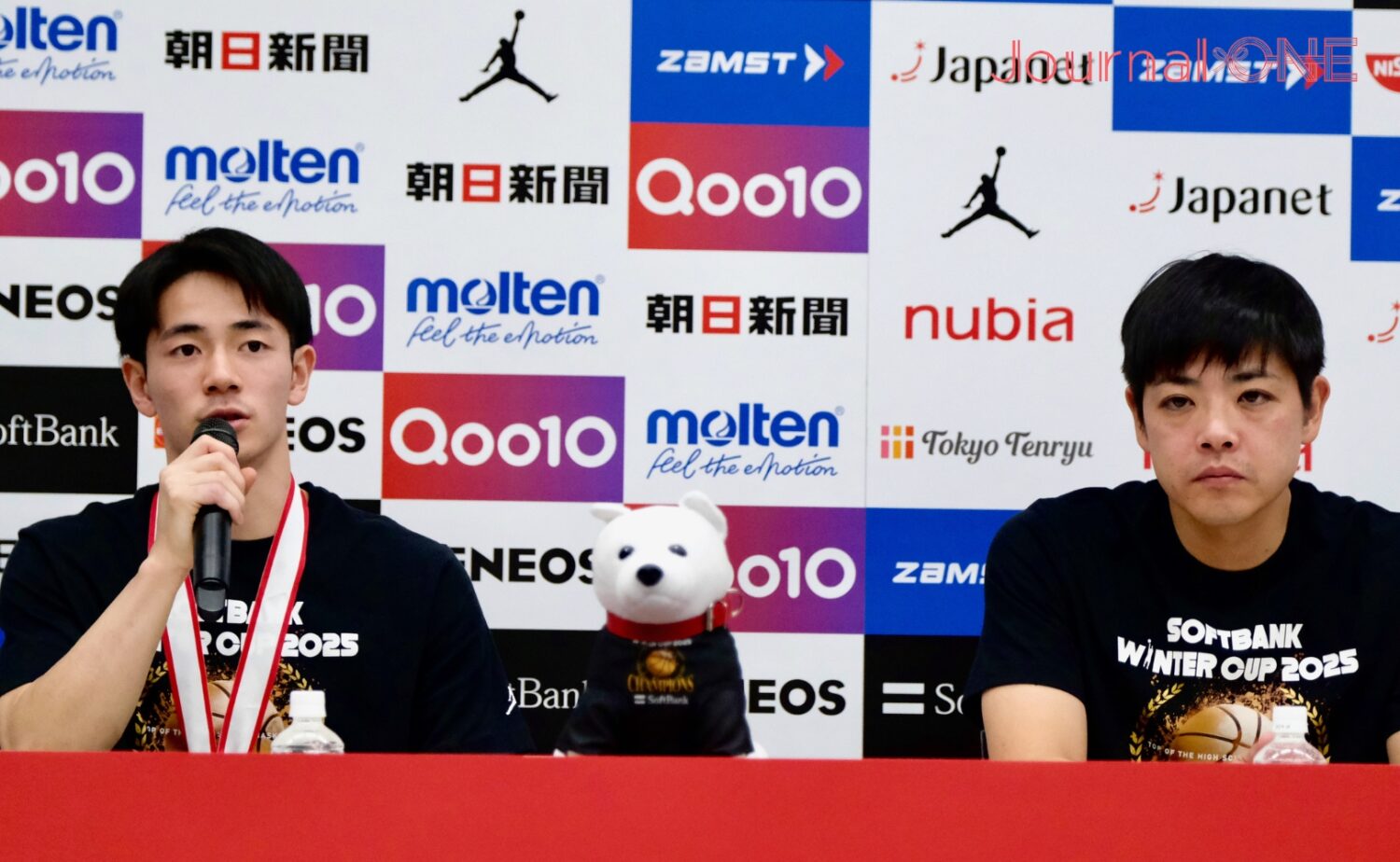 優勝会見でマイクを持つ榎木と片峯コーチ DSCF0965