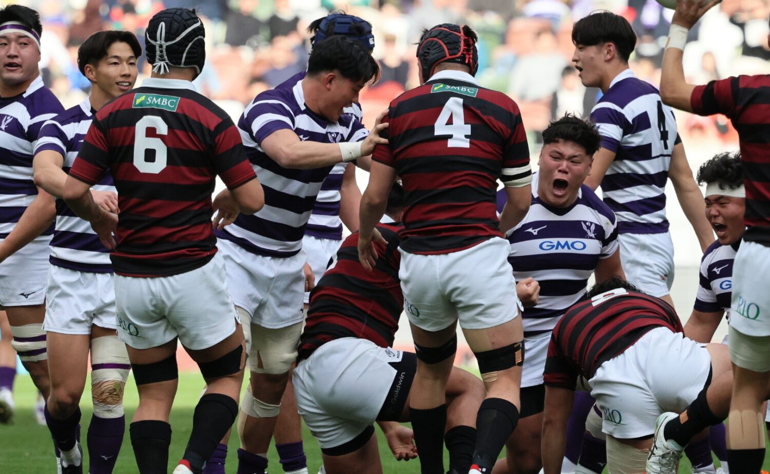 スクラムでペナルティを得て喜ぶ明治大学のFW陣