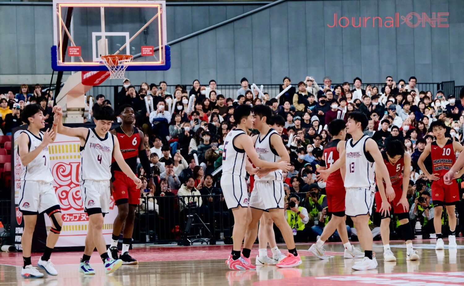 決勝戦を制した後の福岡大濠の選手たち