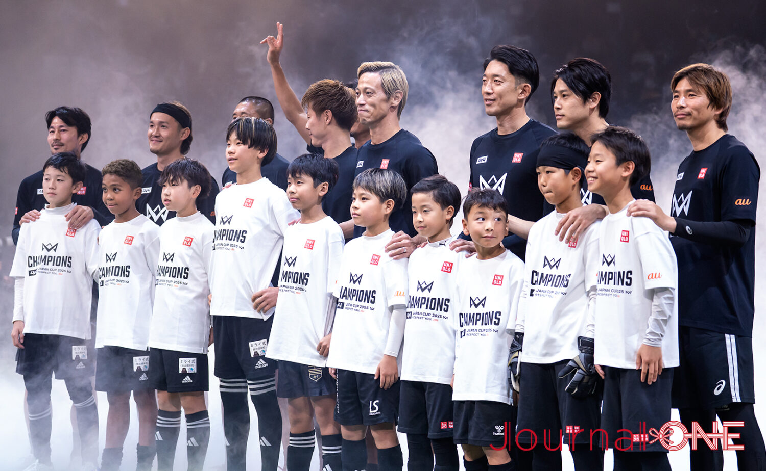 4v4 JAPAN CUP 2025のステージで本田選手と子供たち、プロ選手が一体となった瞬間