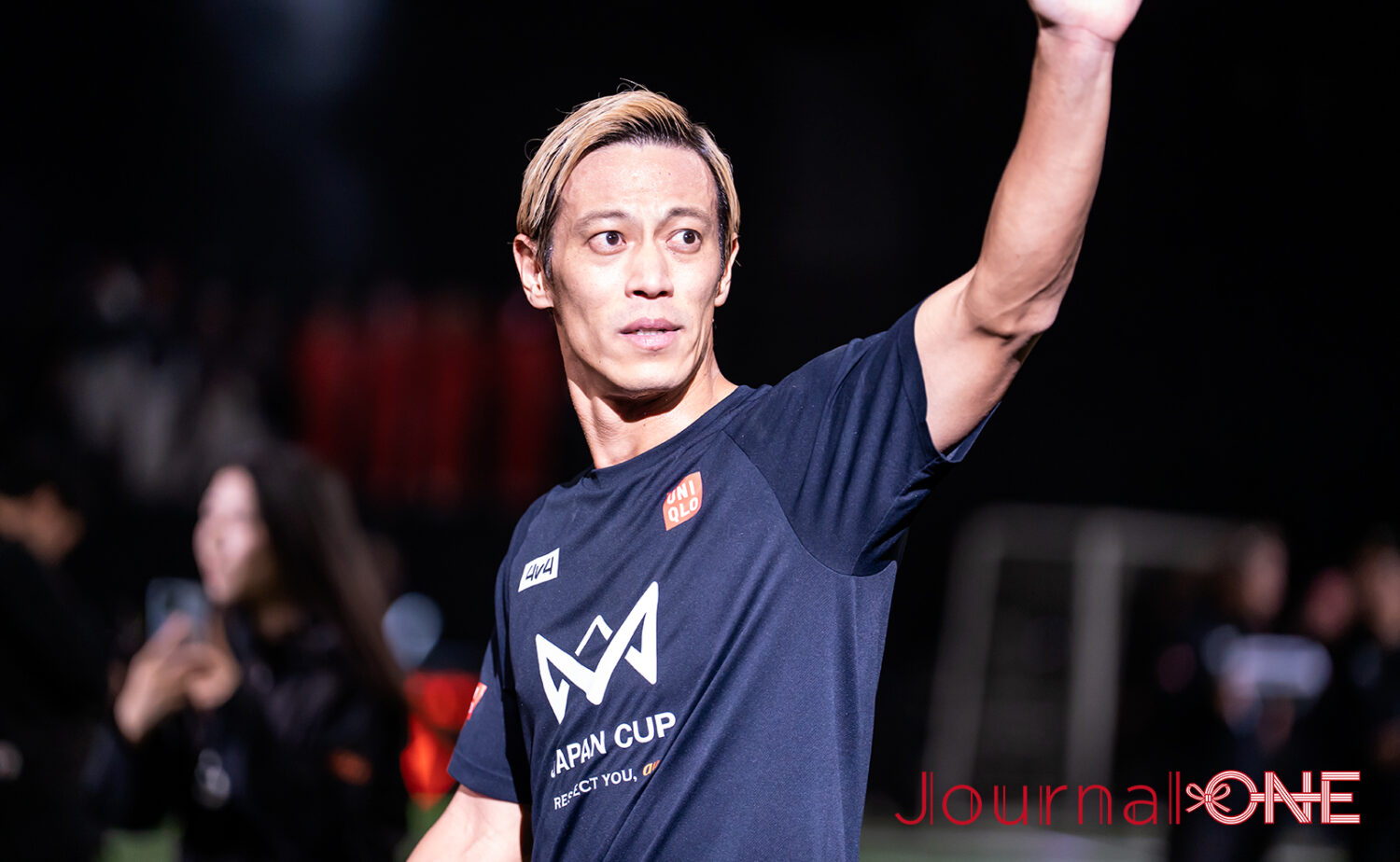 4v4 JAPAN CUP 2025で、本田圭佑がファンの歓声に応える瞬間｜au協賛イベント