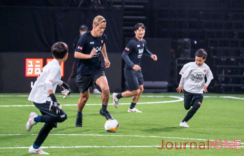 本田選手が小学生のジュニア達と同じチームでドリブルする様子｜4v4 JAPAN CUP 2025 RESPECT YOU au
