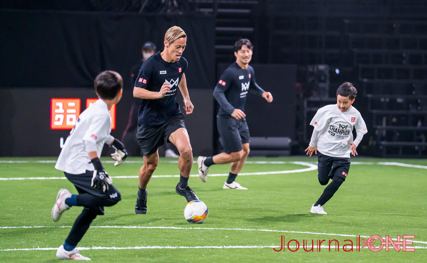 本田選手が小学生のジュニア達と同じチームでドリブルする様子|4v4 JAPAN CUP 2025 RESPECT YOU au