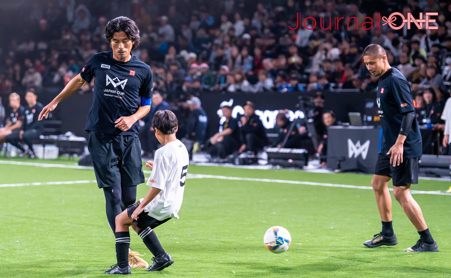 4v4 JAPAN CUP 2025 RESPECT YOU auで中澤佑二と坪井慶介がジュニア選手と真剣勝負する様子