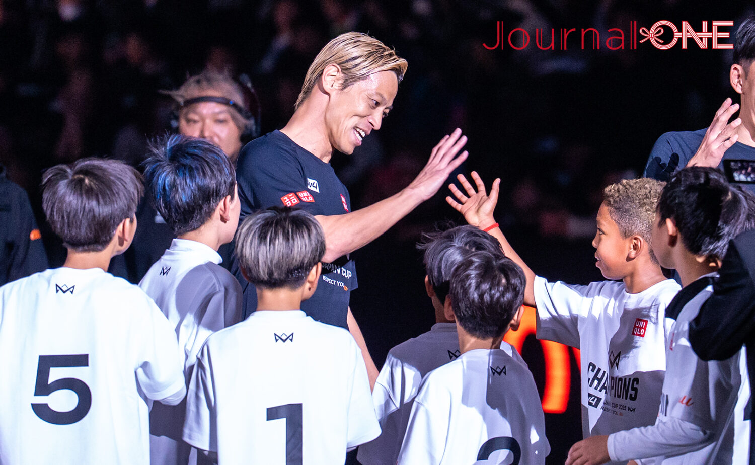 本田選手が子供たちと笑顔で交流する様子｜4v4 JAPAN CUP 2025 RESPECT YOU au