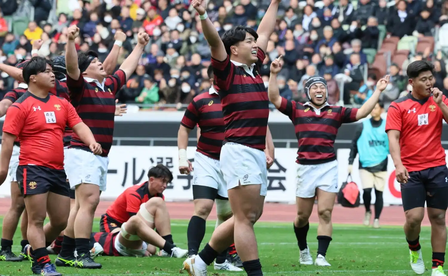 大学ラグビーは準決勝を制した早稲田と明治が6大会ぶり決勝対決