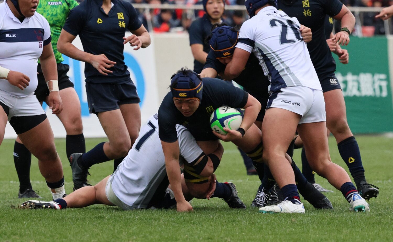 花園ラグビー準々決勝で強力なディフェンスを見せた両チーム