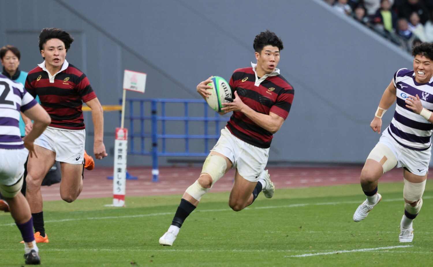 早明戦となった大学ラグビー決勝｜終盤は自陣からも積極的に攻めた早稲田大学FB矢崎