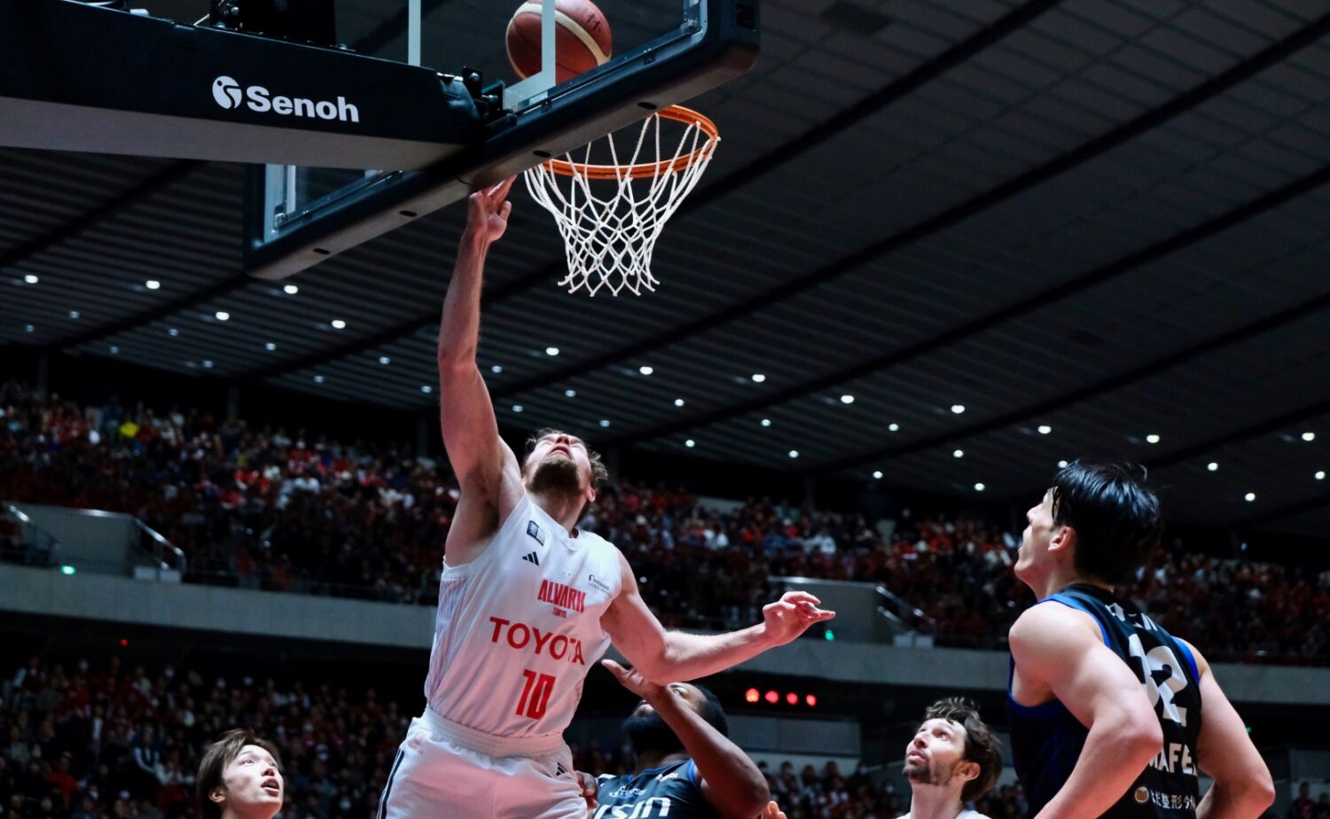 シュートを決めるバランスキー‐永塚和志撮影